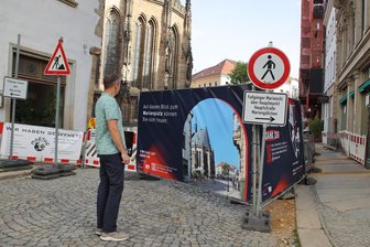 Zwickauer Großbaustelle Marienplatz: Kampagne wirbt um Verständnis - Wer vom Hauptmarkt in Richtung Marienplatz/Marienstraße abbiegt, stößt auf dieses Banner. Neben einer Ansicht vom Platz nach der Umgestaltung sind darauf Hinweise zur Kampagne zu finden.