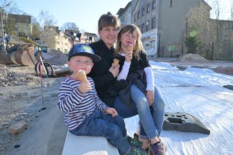 Zwickauer Großbaustelle Planitzer Markt: Ein Eis lockt mehr als tausend Baupläne - Max und Lisa ließen sich mit Ihrer Mutter Astrid Müller am Freitagabend das Eis auf der Baustelle des Planitzer Marktes schmecken.