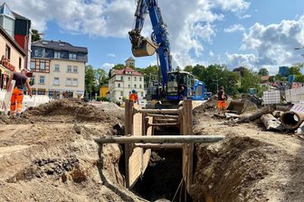 Zwickauer Großbaustelle Planitzer Markt: Erstes Etappenziel wird im August erreicht - Beginnend an der Äußeren Zwickauer Straße, erhält der Bach unter dem Oberplanitzer Markt auf 210 Metern Länge einen neuen Kanal. Bis zu 3,50 Meter tief in die Erde müssen die Bauleute dafür. Für die gibt’s Lob aus dem Rathaus: „Überdurchschnittlich und vorausschauend“, nennt Baubürgermeisterin Silvia Queck-Hänel deren Arbeit.