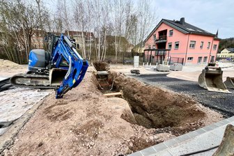 Zwickauer Großbaustelle Planitzer Markt: Warum die Straße ein zweites Mal aufgerissen wird - Für die Erschließung des unbebauten Grundstückes wurde die Asphaltdecke wieder geöffnet.
