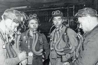 Zwickauer Grubenunglück: Führten fehlende Kontrollen zur Sicherheit 1960 zur Katastrophe? - Hunderte Grubenwehrleute aus der DDR und der Tschechoslowakei waren nach dem Unglück im Einsatz. In den meisten Fällen kam jedoch jede Hilfe zu spät. Das Bild zeigt Rettungskräfte aus Freiberg.