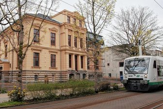 Zwickauer Gründerzentrum geht in diesem Monat in Betrieb - Gute Verkehrsanbindung: Vogtland- und Straßenbahn fahren direkt an der Villa Falck vorbei.