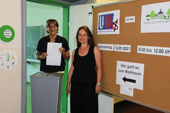 Zwickauer Grundschüler nehmen an U-18-Wahl teil - Claudia Rätz (links) und Cindy Flade bereiten die Testwahl an der Schule am Scheffelberg in Zwickau-Eckersbach vor.