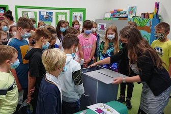 Zwickauer Grundschüler erleben ihre Wahlpremiere - und sehen rot - Ehe die Neun- bis Elfjährigen wählen durften, überzeugten sie sich, dass die Wahlurne wirklich leer ist. 