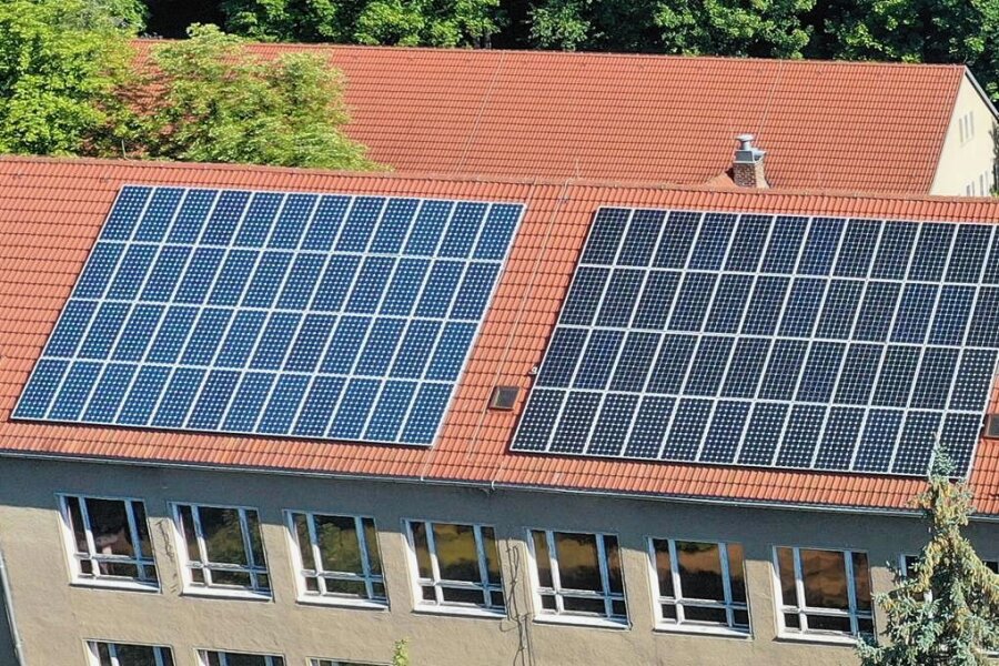 Zwickauer Grundschule erhält Fotovoltaik-Anlage - Auf dem Dach der Rudolf-Weiß-Schule in Zwickau gibt es bereits eine Fotovoltaik-Anlage. 