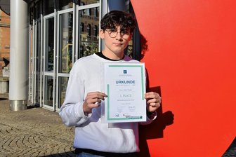 Zwickauer Gymnasiast gewinnt bei "Wirtschaftswissen im Wettbewerb" - Urkunde und 150 Euro Preisgeld heimste Faris Abd el Kader zur Auszeichnungsveranstaltung in Zwickau ein.