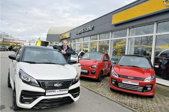 Zwickauer Händler über Mini-Autos für Jugendliche: Wer gibt dafür bis zu 20.000 Euro aus? - Angesagt bei Teenagern mit gutbetuchten Eltern: Markus Hupfer vom Zwickauer Autohaus Zimpel und Franke an einem Microauto.