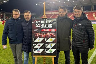Zwickauer Hallenmasters: Auf wen der FSV Zwickau und der Chemnitzer FC treffen - Das Foto von der Auslosung am Freitagabend zeigt André Hentschel von der ZEV, Turnierveranstalter Matthias Krauß, Raiko Richter vom MDR und André Beuchold vom FSV Zwickau (von links).