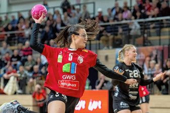 Zwickauer Handballdamen verlieren Derby in Halle - Die Hallenserinnen fanden immer wieder Lücken in der Zwickauer Abwehr. Im Bild setzt Edita Nukovic zum Sprungwurf an. Alisa Pester hebt im Hintergrund hilflos die Arme.