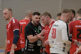 Zwickauer Handballer starten mit Heimpleite ins neue Jahr - Der Zwickauer Trainer Alex Musteata (in Schwarz) konnte nur etwa 40 Minuten lang zufrieden sein.