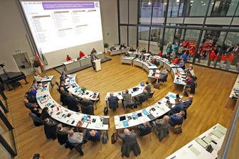 Zwickauer Handballerinnen kriegen neue Halle – aber das Rathaus bezieht verbale Prügel wie selten - Der Zwickauer Stadtrat in der entscheidenden Diskussion. Hinter der Glasscheibe lauschen Nachwuchsspielerinnen, Eltern und Vereinsmitglieder.
