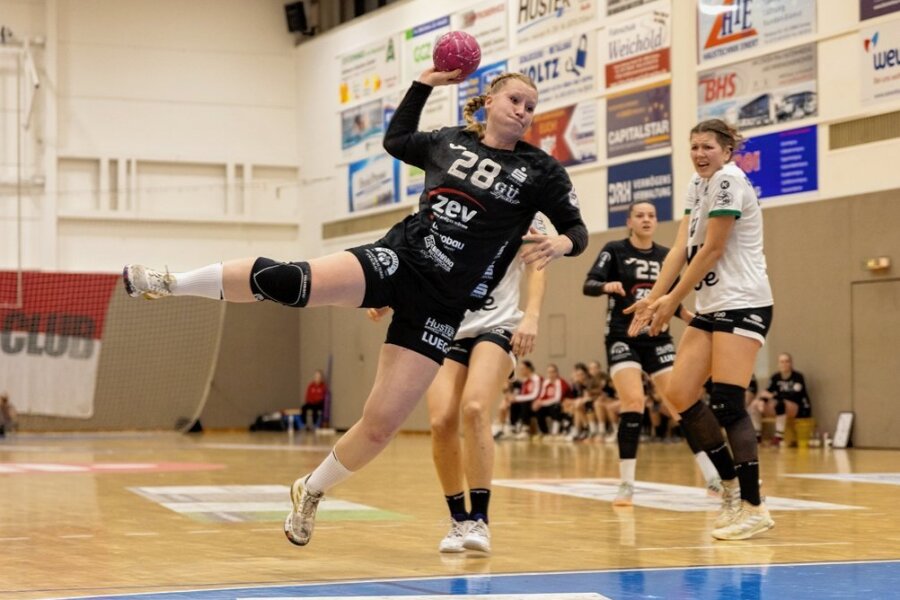 Zwickauer Handballerinnen liefern Nervenkrimi nach dem Schlummertrunk - In Hälfte eins lief beim BSV Sachsen Zwickau nicht viel zusammen. Doch nach dem Seitenwechsel erzielte Alisa Pester das wohl am lautesten bejubelte Tor ihrer Karriere. 