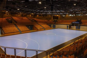 Zwickauer Handballerinnen sorgen sich um Spielstätte - Stadträte nehmen vierten Anlauf über den Zuschuss zur Miete für Stadthalle zu entscheiden - Für die Spiele in der Stadthalle wurde ein Sporthallenboden beschafft.