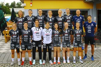 Zwickauer Handballerinnen starten mit Niederlage in die Saison - BSV Sachsen Zwickau 2019/20 (jeweils von links nach rechts):  hinten - Petra Nagy, Simona Stojkovska, Katarina Pavlovic, Isa-Sophia Rösike, Alisa Pester, Klara Schlegel, Mannschaftsbetreuer Lars Radecker  vorn - Lisa Felsberger, Nadja Bolze, Torhüterin Charley Zenner, Torhüterin Ela Szott, Rebeka Ertl, Fabienne Kracht, Jenny Choinowski rechts Trainer Norman Rentsch.