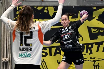 Zwickauer Handballfrauen schnuppern in Dortmund an Pokalsensation - Die Zwickauerin Tereza Eksteinova versucht, Dortmunds Torfrau Sarah Wachter