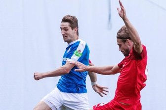 Zwickauer Haudegen sollen es richten - Robert Paul (rechts) - hier im Duell mit Stephan Andrist (Rostock) - spielt seit 2011 beim FSV Zwickau.