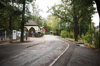Zwickauer Hauptfriedhof: Verkehrssituation erfordert dringend neue Zufahrt - Das ist die einzige Zufahrt zum zwölf Hektar großen Friedhofsgelände. Eine Sperrung hätte gravierende Auswirkungen auf die Abläufe im Friedhof.