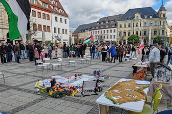 Zwickauer Hauptmarkt gespalten: Gaza-Demo vorm Rathaus, am Schumanndenkmal Israel-Flaggen - Auf dem Zwickauer Hauptmarkt demonstrierten am Sonntagnachmittag etwa 70 pro-palästinensische Teilnehmer gegen den Krieg in Gaza.