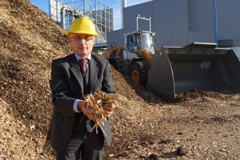 Zwickauer Heizkraftwerk wird auf Herz und Nieren getestet - Günter Spielvogel, technischer Geschäftsführer der ZEV, mit den Holzschnitzeln fürs Kraftwerk.