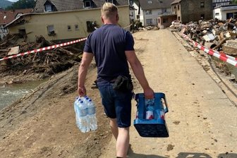 Zwickauer helfen im Katastrophengebiet - Ein Zwickauer Helfer bringt den Menschen im Katastrophengebiet in der Eifel dringend benötigtes Trinkwasser.