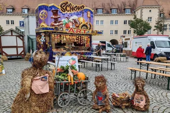 Zwickauer Herbstmarkt eröffnet: Was Besucher am Wochenende auf dem Kornmarkt erwartet - Passend zum Kornmarkt: Ein Hingucker sind die Strohfiguren auf dem Zwickauer Herbstmarkt.