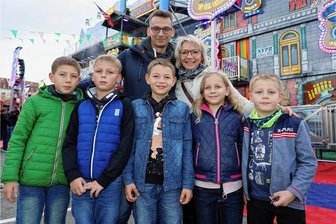 Zwickauer Herbstvolksfest: Funhouse und Feuerwerk waren 2022 die Renner - Den letzten Tag des Herbstrummels in Zwickau auf den Platz der Völkerfreundschaft genoss René Neumann mit Frau Rebekka Zupp aus Zwickau und den Kindern (von links): Luca, Leander, Luis, Malena, und Luan. Im Hintergrund: das größte Funhouse der Welt. 