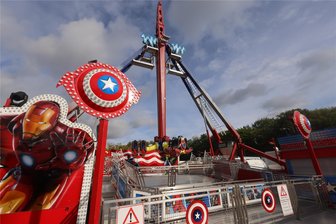 Zwickauer Herbstvolksfest: Hoch hinaus und hinunter in die Tiefe - Die 360-Grad-Schaukel „Avenger Royal“ kann auch einen Überschlag hinlegen.