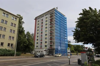 Zwickauer Hochhaus bekommt ursprüngliche Farbe zurück - Das Hochhaus ist so etwas wie das Wahrzeichen von Marienthal.