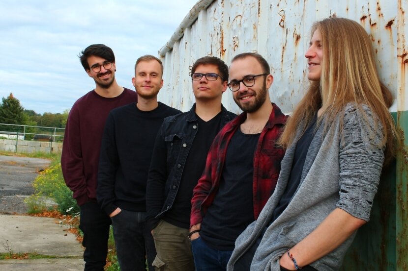 Zwickauer Hochschulband Camel On Fire: Feurige Kamele und alternativer Rock - Die Band Camel On Fire fühlt sich in Zwickau zuhause - jetzt hat sie ihre erste EP veröffentlicht. 