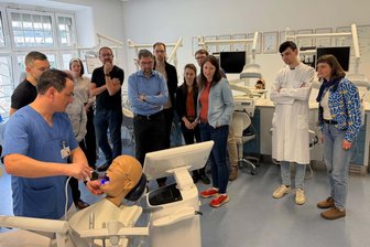 Zwickauer Hochschule forscht an Karies-Diagnose ohne Röntgen - Die Arbeitsweise der Sonde wurde bereits an der Poliklinik der TU Dresden demonstriert.