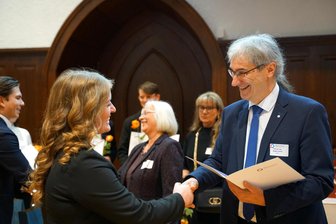 Zwickauer Hochschule: Stipendium für 32 WHZ-Studenten - Rektor Prof. Stephan Kassel (rechts) übergab die Urkunden an die Stipendiaten.