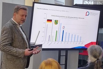 Zwickauer Hochschule will enger mit Unternehmen kooperieren - Der Prorektor Forschung der WHZ, Prof. Jan Schubert, skizziert die Entwicklung der Einnahmen für Projekte.