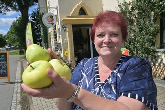 Zwickauer Hofladenchefin: Äpfel so zeitig wie noch nie - Karen Menges mit den ersten Weizenäpfeln.