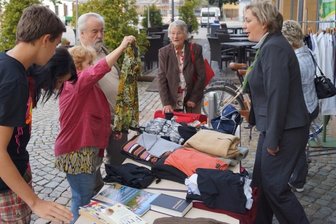 Zwickauer Hotel Holiday Inn verkauft Fundsachen - Hausdame Claudia Matzewitzki hatte schon kurz nach Eröffnung des kleinen Standes alle Hände voll zu tun, um die Schnäppchenjäger zufrieden zu stellen.