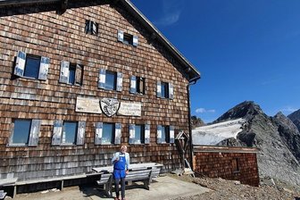 Zwickauer Hütte verzeichnet Rekord-Buchungen - Sein Arbeitsplatz mit traumhafter Aussicht auf fast 3000 Metern Höhe: Heinz Leitner vor der Zwickauer Hütte in Südtirol.