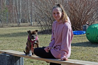 Zwickauer Hundetrainerin organisiert Frühlingsmarkt für Vierbeiner - Hundetrainerin Annett Kosbab mit ihrer Hündin Cleo.