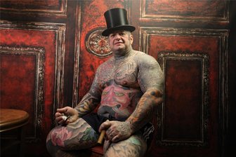 Zwickauer im Tattoo-Rausch: Sogar sein bestes Stück ist tätowiert - Riccardo Jerratsch beim Foto-Shooting i, Studio „1900“ in Zwickau.