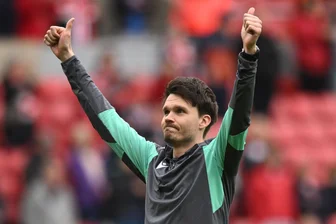 Zwickauer in England ein Superstar: Wie sich Fans aus Sheffield in den Fußballtrainer Danny Röhl verliebt haben - Danny Röhl in Jubelpose nach dem 2:0-Sieg von Sheffield Wednesday am letzten Spieltag in Sunderland, der für seine Mannschaft den Klassenerhalt bedeutete.