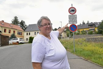Zwickauer in Sorge: Ruinieren schwere Baustellen-Lastwagen die Anwohnerstraßen? - Das die Baufahrzeuge jetzt den sanierten Teil der Feldstraße nutzen können, dafür hat Kerstin Böhm kein Verständnis.