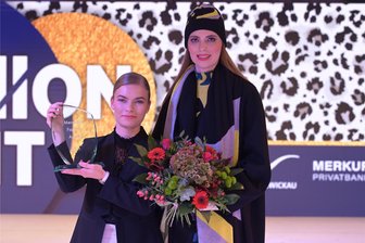 Zwickauer Innenstadt war einen Tag lang ein großer Laufsteg - Magdalena Helaß (l.) hat bei der Fashion Night in Zwickau den Publikumspreis verliehen bekommen. Maria Heinich gewann den Jury-Preis.