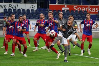 Zwickauer Innenverteidiger köpfen FSV zum Sieg - Nico Antonitsch (vorn) erzielte das Siegtor für den FSV Zwickau und vermasselte den Uerdingern damit die Tabellenspitze.