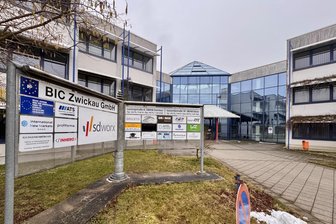 Zwickauer Innovationszentrum BIC steht vor Verkauf: Ein Millionengeschäft mit vielen offenen Fragen - Das 1995 eingeweihte Gebäude des BIC in Stenn soll verkauft werden. Doch der Verkauf ist umstritten.