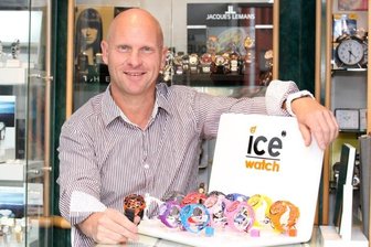 Zwickauer Juwelier Streit begeht 25-jähriges Jubiläum - Andreas Streit, Inhaber des gleichnamigen Juweliergeschäfts, verschließt seine Augen und seinen Laden nicht vor Modetrends. Zurzeit etwa sind große Kunststoff-Armbanduhren in bisweilen schriller Farbgebung schwer angesagt.