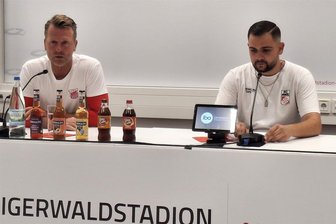 Zwickauer Kicker bewegen sich im Altherren-Modus - Rico Schmitt (l.) übte zur Pressekonferenz mit dem Erfurter Pressesprecher Michael Cebula (r.) scharfe Kritik am Auftritt seiner Mannschaft.
