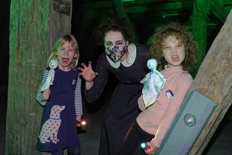 Zwickauer Kindermuseumnacht: Premiere gelungen - Hannah Kreutz (links) und Hazel Sophie Kölling geistern gemeinsam mit Katharina Semrau (Mitte) durch das dunkle, alte Gebälk des Gewandhauses.