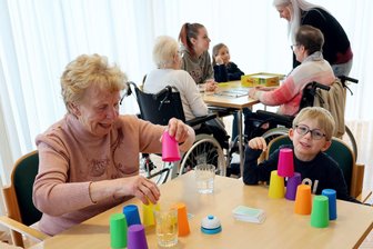 Zwickauer Kita „Kinderinsel“ für Sächsischen Bürgerpreis nominiert - Kinder der Zwickauer Kindertagesstätte und Senioren spielen oft miteinander.