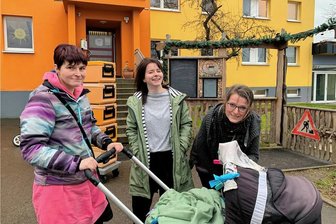 Zwickauer Kitas werden Sozialarbeiterstellen gestrichen - Im Eltern-Kind-Zentrum "Kuschelkiste" nahm Mutter Annika Krause (links) die Angebote der Sozialarbeiterinnen Nancy Seltmann (Mitte) und Susann Gläßer gern an.
