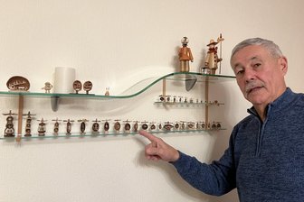Zwickauer knackt selbst die härtesten Nüsse - Der Zwickauer Schnitzer Klaus Benke vor dem heimischen Miniaturen-Regal.