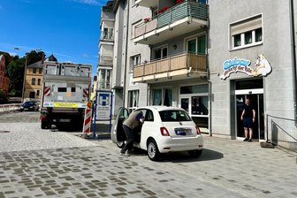 Zwickauer Knöllchenärger: So geht‘s nach dem Gutschein-Protest am Planitzer Markt weiter - Am Planitzer Markt ist die Äußere Zwickauer Straße verkehrsberuhigte Zone. Dort gibt’s aktuell nur drei Kurzzeit-Parkplätze, Falschparken vor der Eisbar wie im Foto wird geahndet.