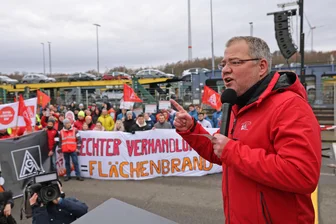 Zwickauer Kommunikationsdesaster rund um die VW-Krise: ein peinliches Theater - Gewerkschafter Thomas Knabel beim Warnstreik im vergangenen Dezember. Zu einem Gespräch zwischen ihm und Landrat Carsten Michaelis ist es bislang nicht gekommen.